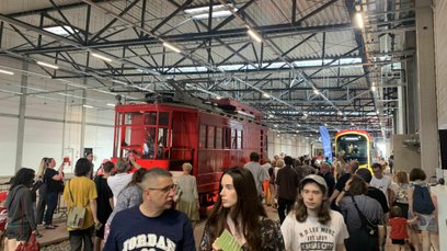 Wystawa zabytkowego taboru. Uczestnicy podziwiają historyczne tramwaje, które były jedną z głównych 