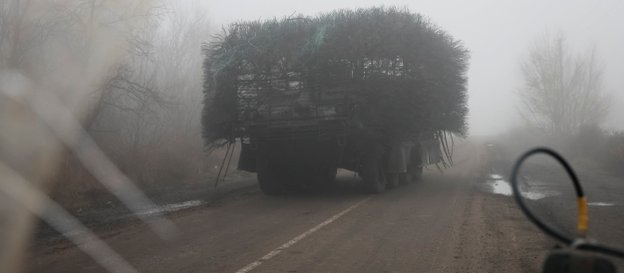 Ukraińscy żołnierze jadą transporterem opancerzonym wyposażonym w kratę chroniącą przed dronami bojo