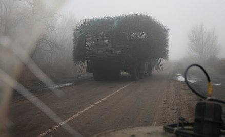 Ukraińscy żołnierze jadą transporterem opancerzonym wyposażonym w kratę chroniącą przed dronami bojo