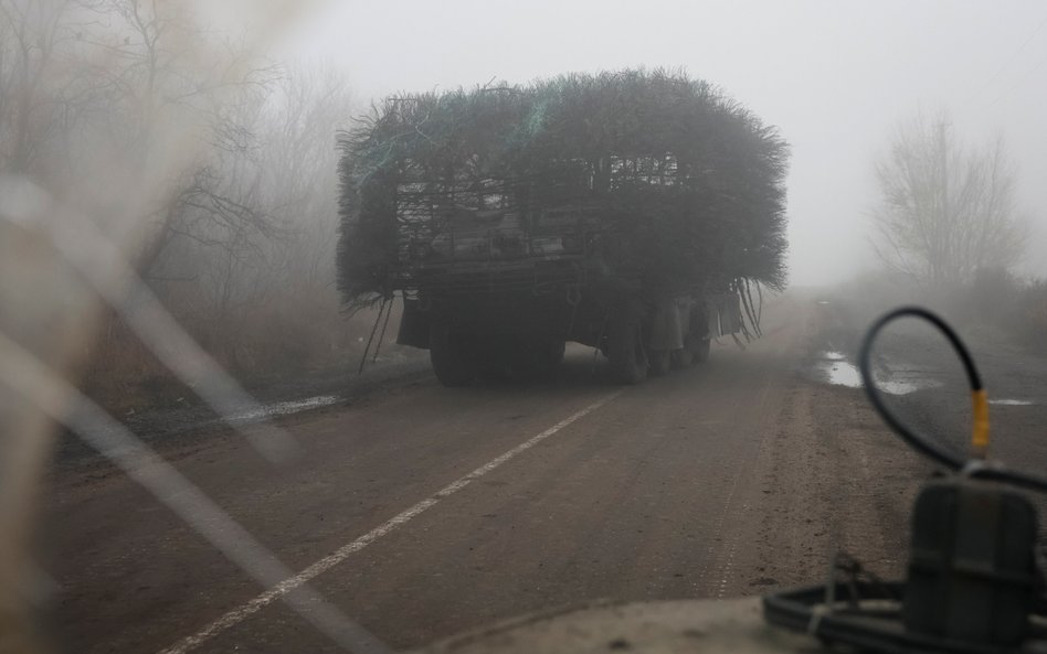 Ukraińscy żołnierze jadą transporterem opancerzonym wyposażonym w kratę chroniącą przed dronami bojo