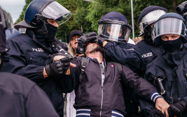 Protest przeciw obostrzeniom w Berlinie. Policja użyła pałek