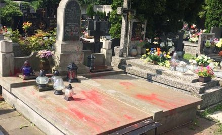 Grób rodziców posłanki Krystyny Pawłowicz został oblany czerwoną farbą