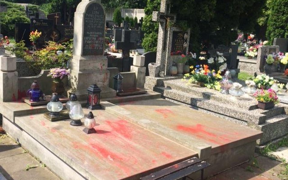 Grób rodziców posłanki Krystyny Pawłowicz został oblany czerwoną farbą