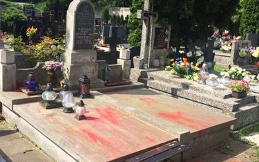 Grób rodziców posłanki Krystyny Pawłowicz został oblany czerwoną farbą