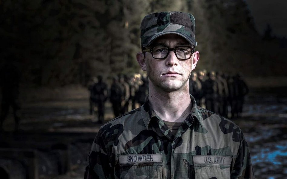 „Snowden": Jednostronna historia człowieka, który wykradł tajne dane