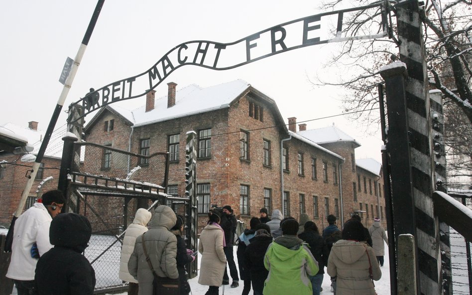 Podróżnicy ze świata wskazali zwiedzanie muzeum byłego obozu zagłady Auschwitz-Birkenau jako miejsca