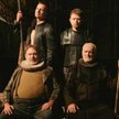 Na pierwszym planie od lewej: Szymon Kuśmider jako Falstaff i Andrzej Seweryn jako Henryk IV, stoją: