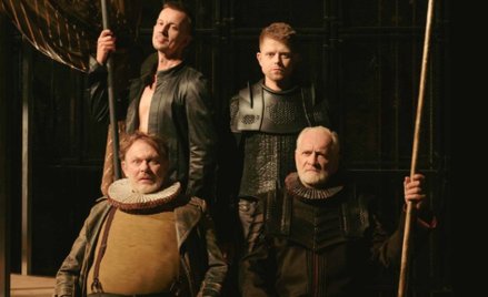 Na pierwszym planie od lewej: Szymon Kuśmider jako Falstaff i Andrzej Seweryn jako Henryk IV, stoją: