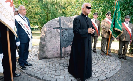 Zeznania obciążające ks. Stanisława S. złożyło dotąd w prokuraturze dziewięć osób. Śledczy szukają i