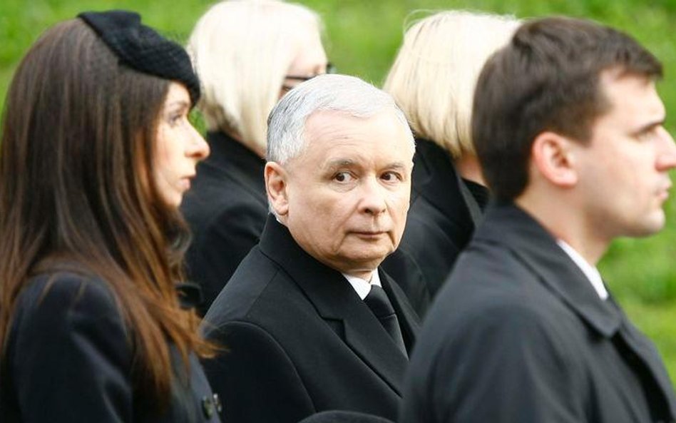 Pogrzeb Lecha i Marii Kaczyńskich - od lewej: Marta Kaczyńska, Jarosław Kaczyński i Marcin Dubieniec