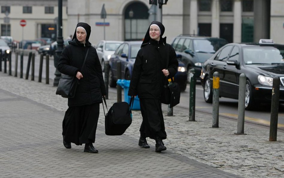 Elżbietanki, ziemia, pieniądze