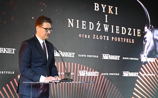 Nagrodę odebrał Piotr Grzeliński, dyrektor zespołu zarządzania akcjami rynku krajowego Pekao TFI