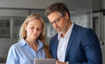 Autorzy badania odnotowali, że po raz pierwszy od 1966 r. luka płacowa między przedstawicielami oboj