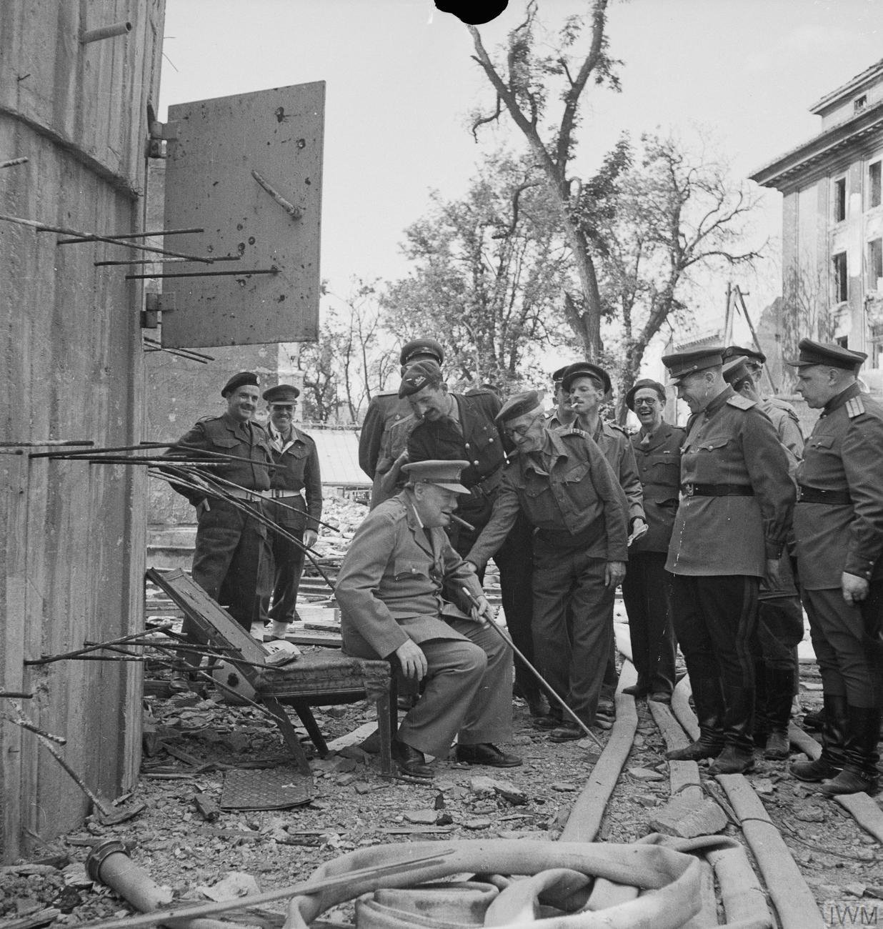 Stalin przyczynił się do rozkwitu teorii na temat tego, co się stało z Hitlerem