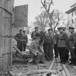 Premier Wielkiej Brytanii, sir Winston Churchill, siedzi na zniszczonym krześle w otoczeniu brytyjsk