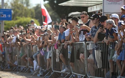 Mimo doskwirającej spiekoty paradę wojskową oglądały tysiące ludzi