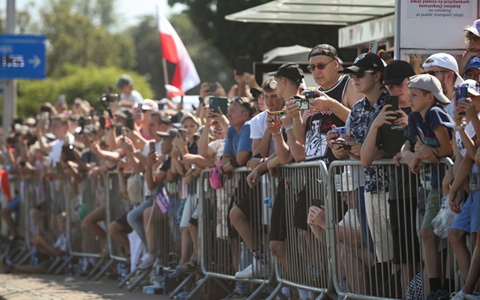 Mimo doskwirającej spiekoty paradę wojskową oglądały tysiące ludzi