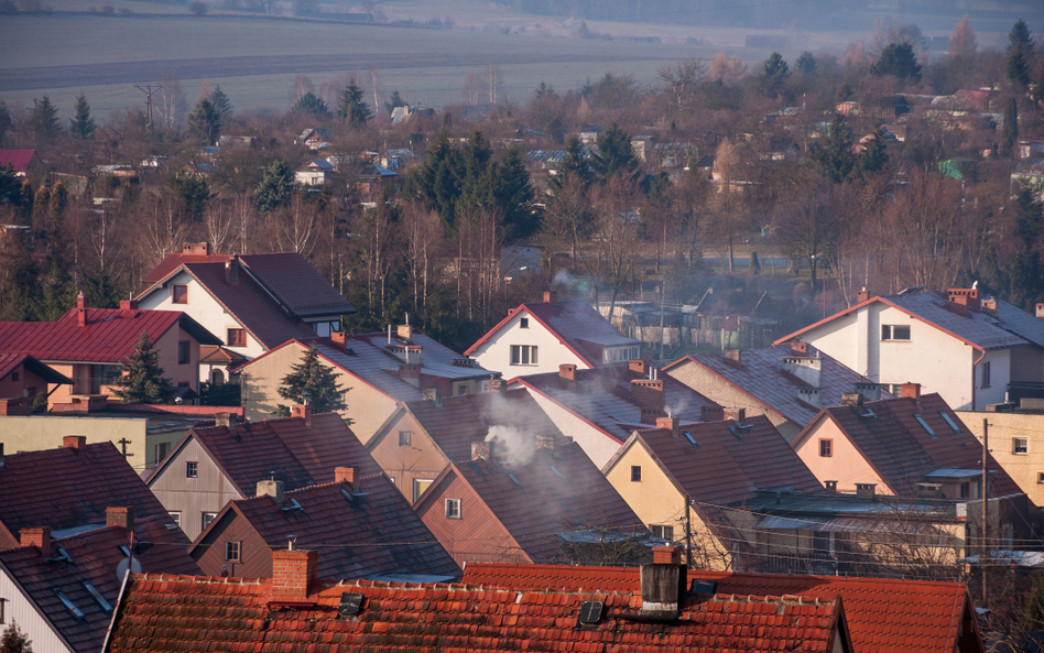 Czyste Powietrze nadal z zaległościami. Resort przyznaje się do opóźnień