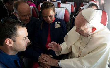 Papież udzielił ślubu w samolocie. "Gest dla tabloidów"
