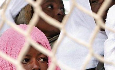 Niedoszli imigranci uratowani przez włoską marynarkę wojenną z dryfującego po Morzu Śródziemnym stat