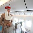 W dubajskich liniach Emirates damski personel pokładowy obowiązuje wręcz nakaz malowania ust czerwon