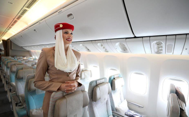 W dubajskich liniach Emirates damski personel pokładowy obowiązuje wręcz nakaz malowania ust czerwon