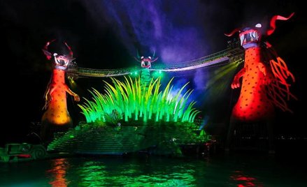 Trzy smoki o wysokości siedmiopiętrowej kamienicy – dekoracja do „Czarodziejskiego fletu”