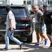 Doprowadzenie jednego z podejrzanych o pobicie Ukraińców mężczyzn do Prokuratury Rejonowej Psie Pole