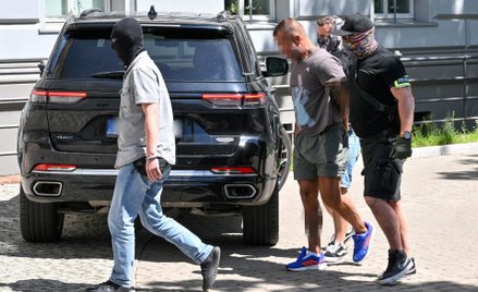 Doprowadzenie jednego z podejrzanych o pobicie Ukraińców mężczyzn do Prokuratury Rejonowej Psie Pole