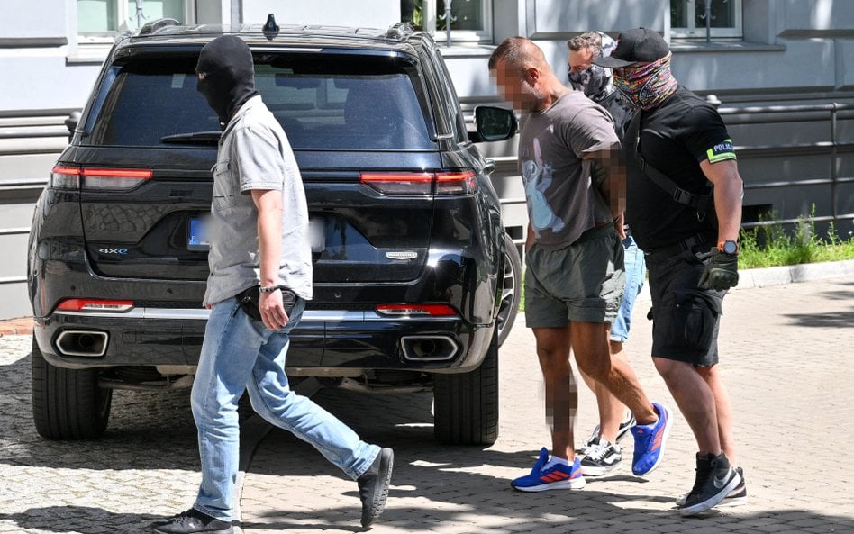 Doprowadzenie jednego z podejrzanych o pobicie Ukraińców mężczyzn do Prokuratury Rejonowej Psie Pole