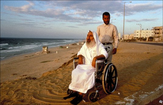 Szejk Ahmad Jasin (1936–2004), przywódca Hamasu, wraz z synem. Izrael, październik 1998 r.