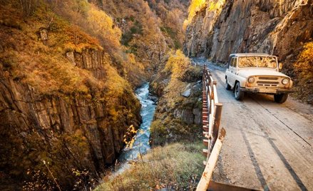 Największym zagrożeniem na drogach Gruzji są dziury w jezdni i pasące się zwierzęta