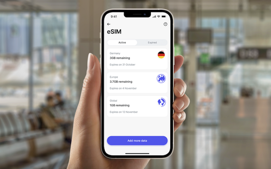 Internet w telefonie na wakacjach za granicą już nie taki drogi - dzięki karcie eSIM