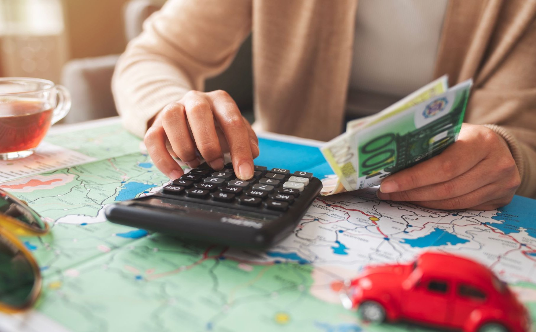 Raport. Polacy oszczędzają na wakacje cały rok, ale w podróży nie odmawiają sobie niczego