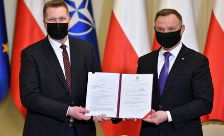 Prezydent RP Andrzej Duda i minister edukacji i nauki Przemysław Czarnek podczas konferencji  ws. pr