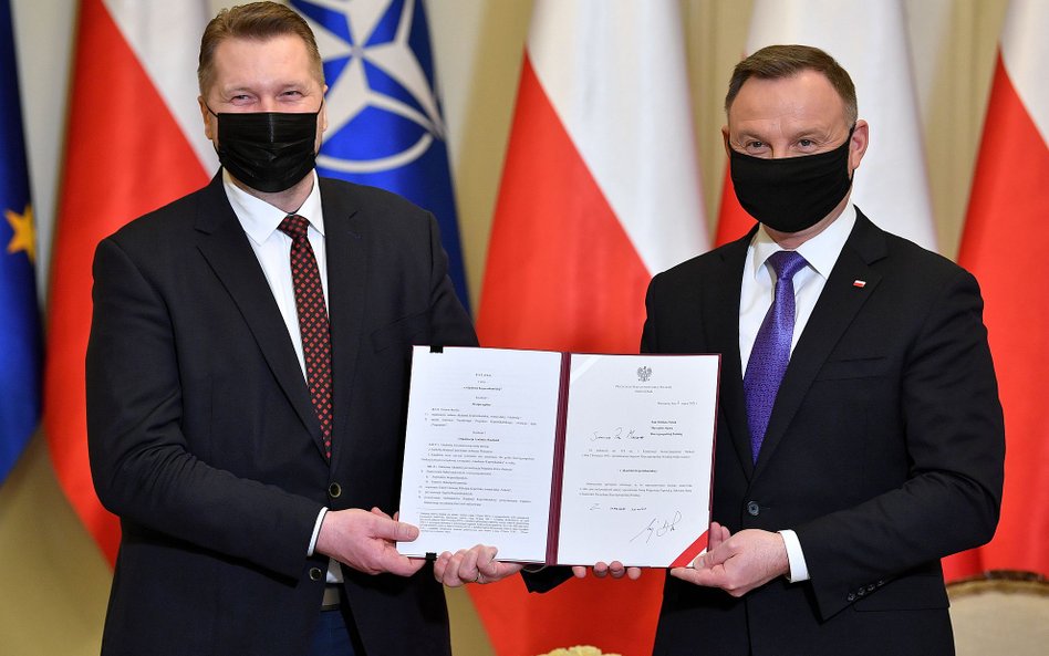 Prezydent RP Andrzej Duda i minister edukacji i nauki Przemysław Czarnek podczas konferencji  ws. pr