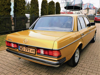 Złota limuzyna tryska formą i cieszy oczy. To auto najbardziej jest znane pod swojską ksywką Beczka.
