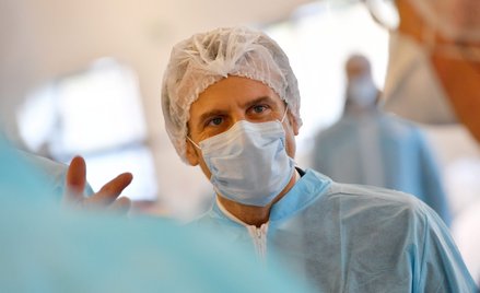 Emmanuel Macron twierdził, że maseczki nie są potrzebne, gdy tak było mu wygodnie, bo sam zlikwidowa