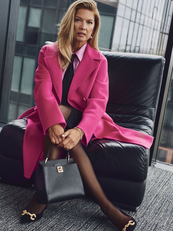 W ofercie pojawił się różowy, wełniany płaszcz, który nawiązuje do ostatnich trendów kolorystycznych