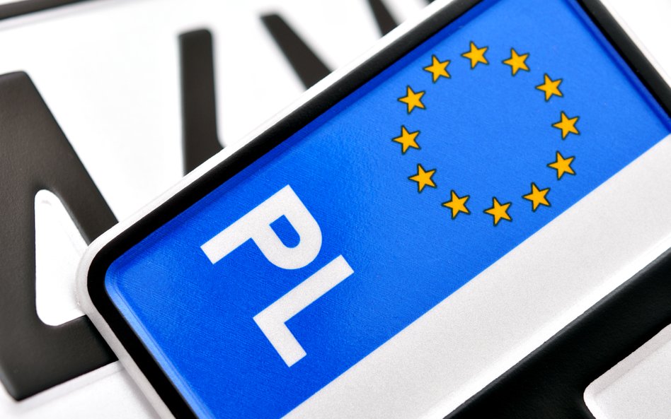 Białe tablice z flagą PL trzeba będzie wymienić