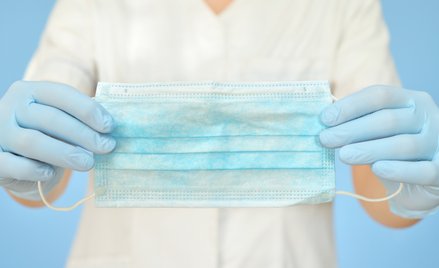 Lekarze: jeszcze nie zrzucajmy masek!