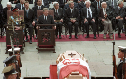 Sprowadzeniu prochów generała do Polski w 1993 r. towarzyszyło podejrzenie, że ma ono wzmocnić szans