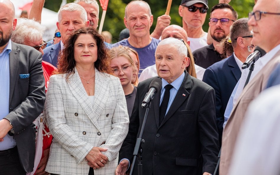 Jarosław Kaczyński podczas konferencji na polsko-niemieckim przejściu granicznym Rosówek-Rosow