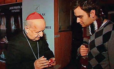 Kard. Stanisław Dziwisz przekazał w piątek reporterowi TVN 24 relikwie Jana Pawła II dla Roberta Kub
