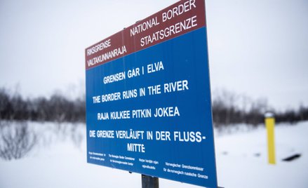 Znak na granicy norwesko-rosyjskiej w pobliżu wieży OP (punkt obserwacyjny) Korpfjell