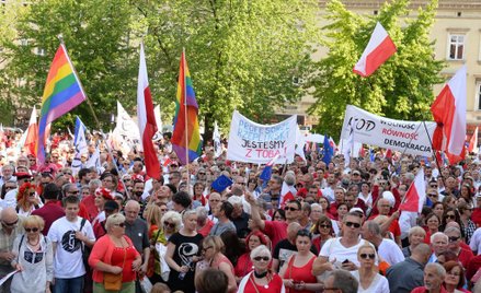 Emocje polityczne niepotrzebnie antagonizują Polaków– uważa autor.