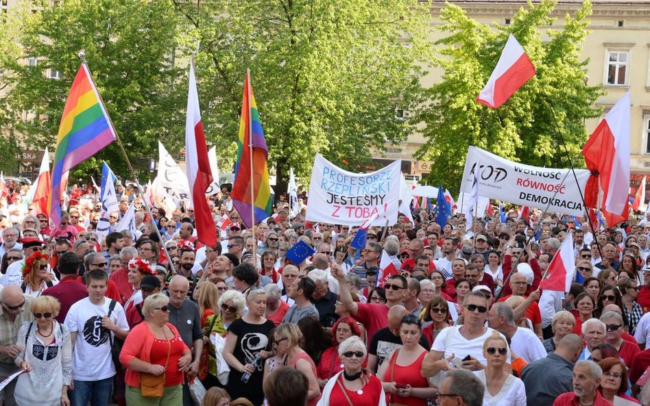Emocje polityczne niepotrzebnie antagonizują Polaków– uważa autor.