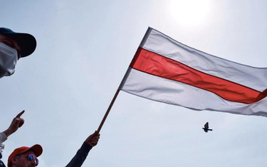 Mińsk, 7 czerwca. Zwolennik opozycji z flagą zdelegalizowaną przez Łukaszenkę w 1995 roku