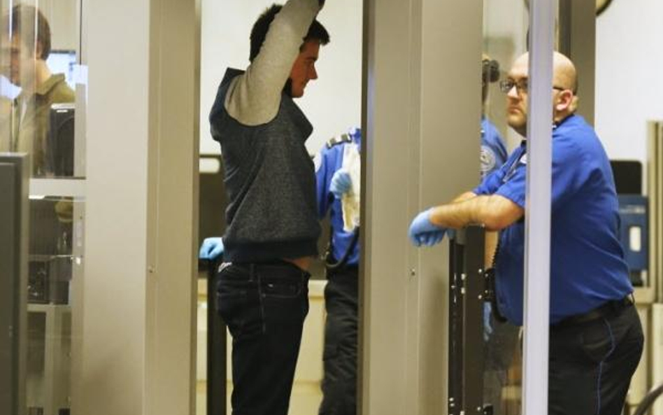 Z wodą i laptopem na pokład samolotu