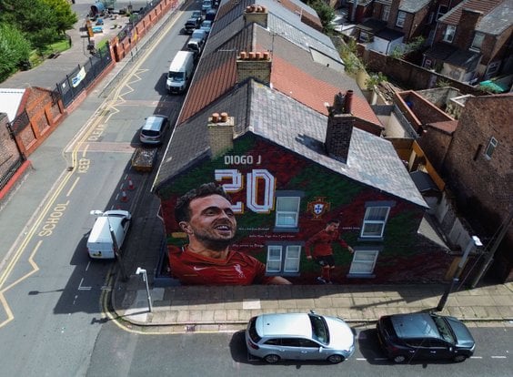 Mural na cześć Diogo Joty na budynku w pobliżu stadionu Liverpoolu